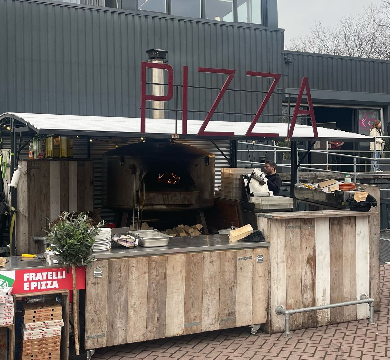 Complete zakelijke pizzaopstelling van Fratelli e Pizza bij een bedrijfslocatie