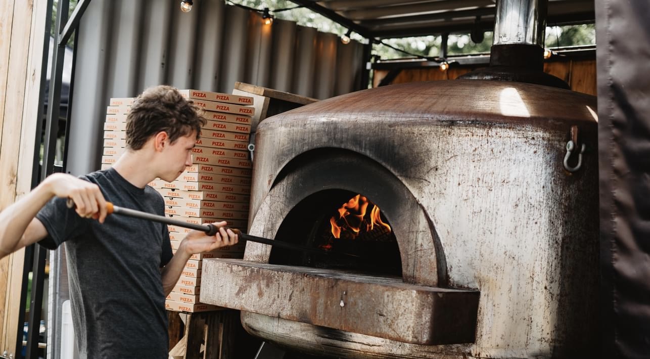 Professionele houtovenopstelling van Fratelli e Pizza voor zakelijke catering
