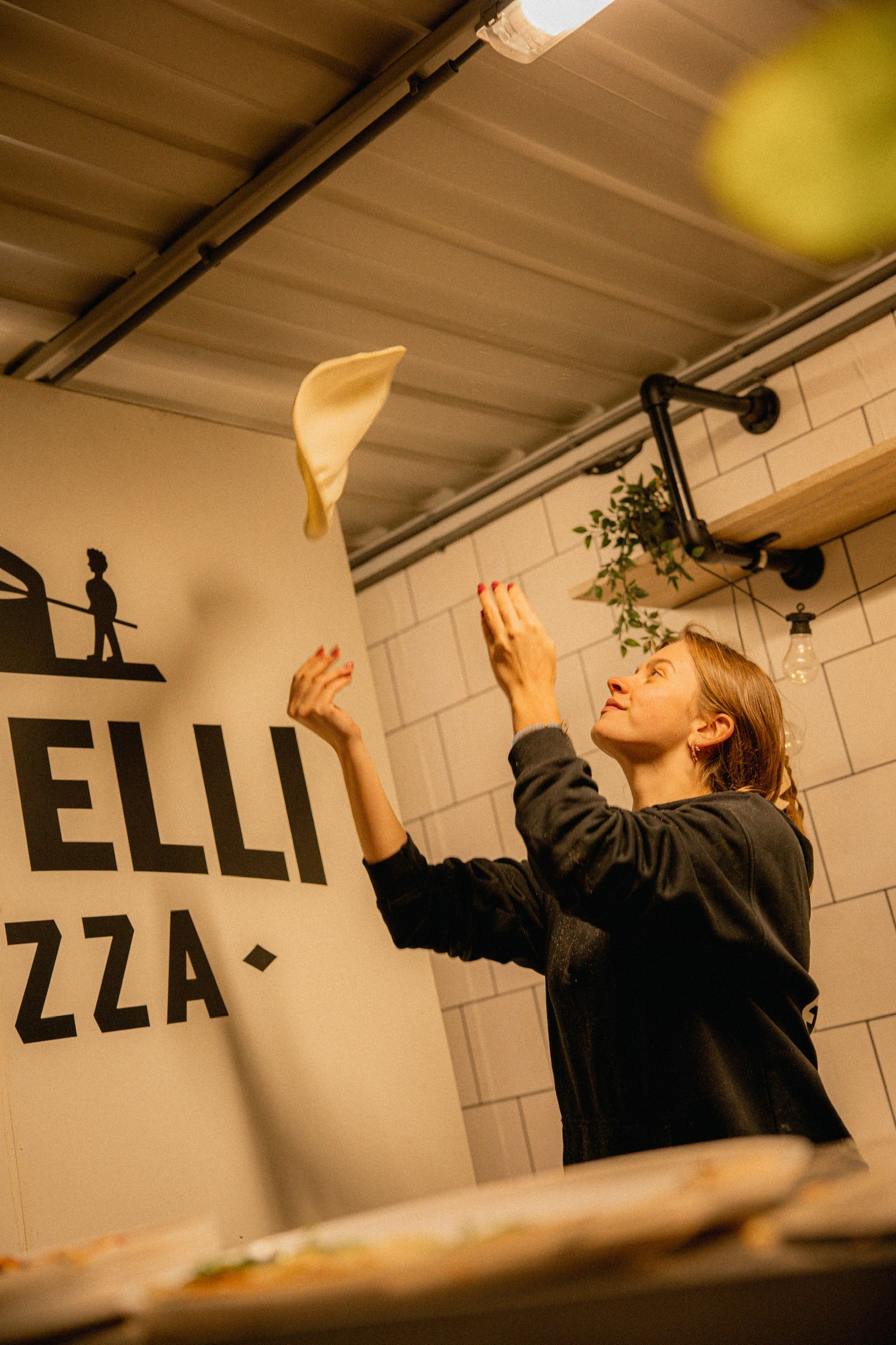 Olivia van Fratelli e Pizza bereidt deeg en bewaakt de planning van zakelijke catering