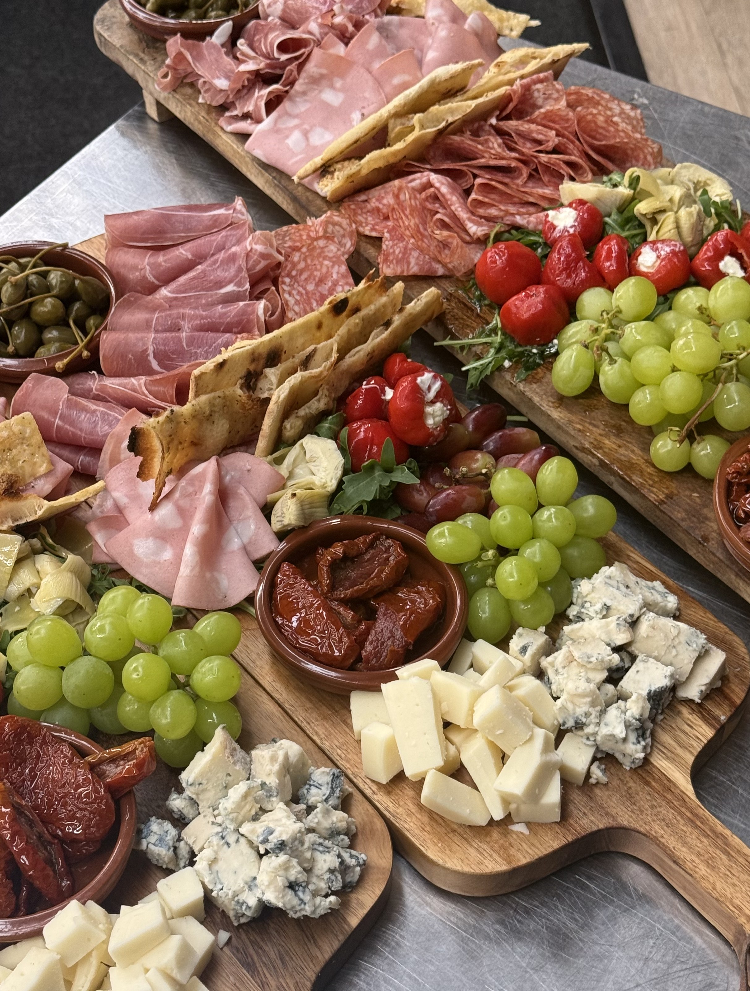 Italiaanse antipasti met vleeswaren, kaas, olijven en brood