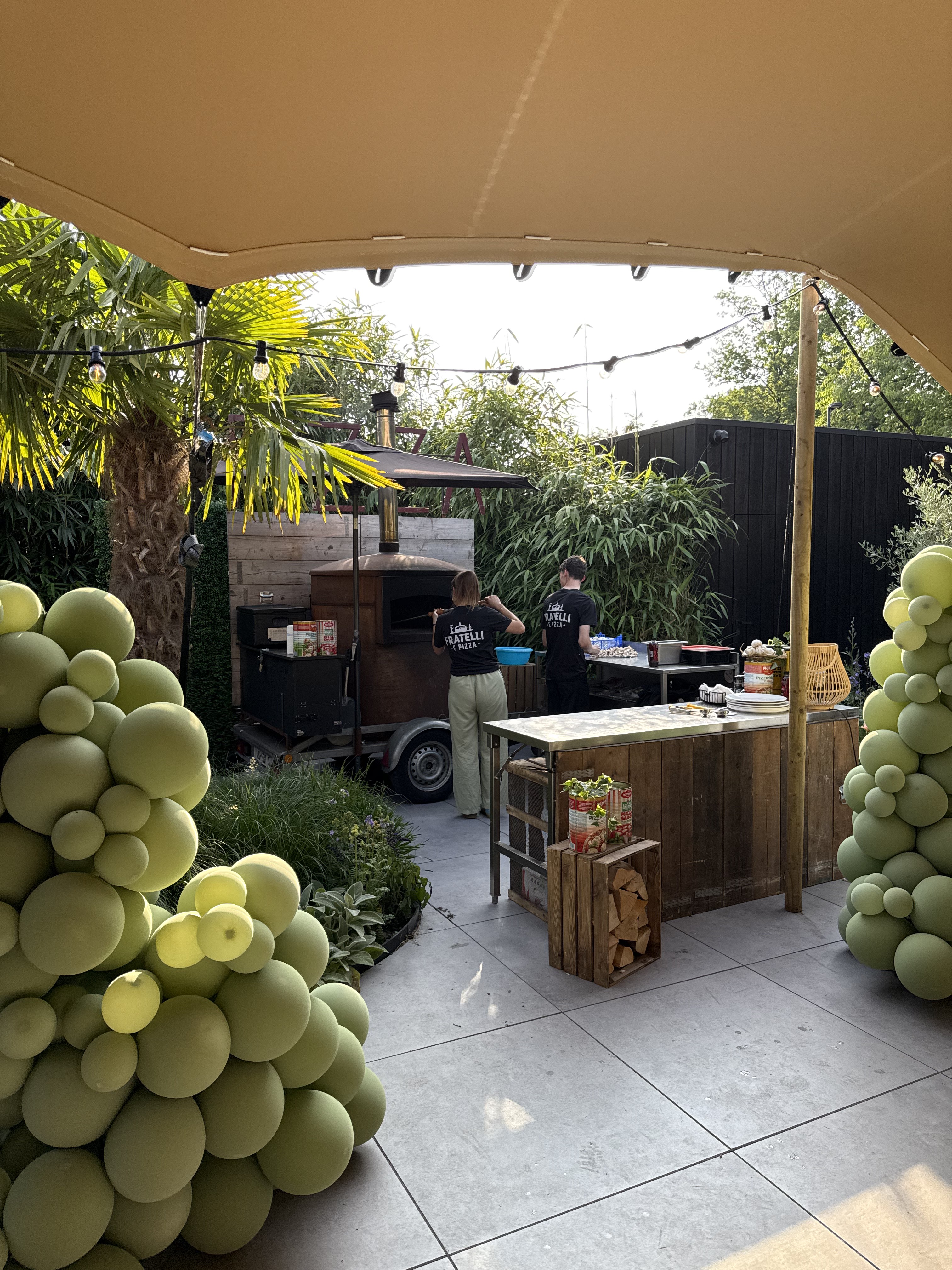 Pizzabakkers aan huis met mobiele houtoven voor een Italiaans feest en bruiloft