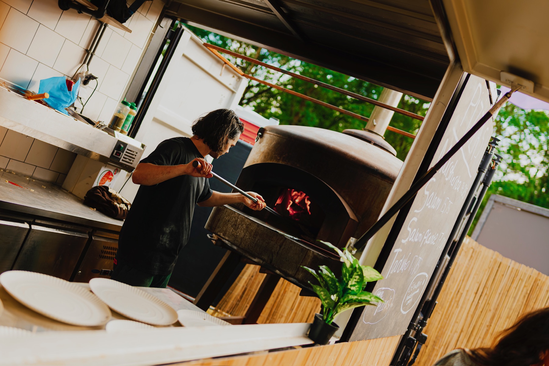 Grote rijdende mobiele houtoven van Fratelli e Pizza op een festival