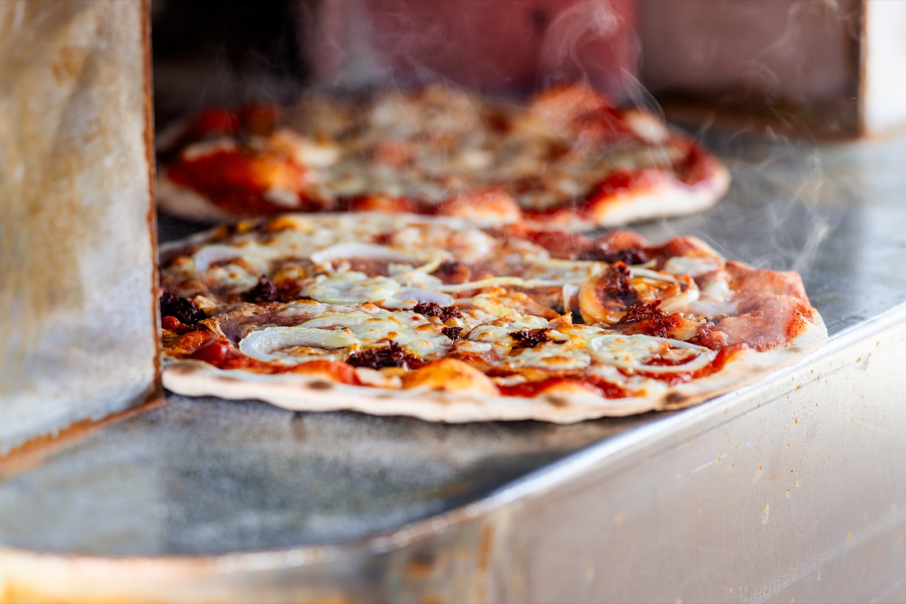 Fratelli e Pizza met een luchtige rand en stevige krokante bodem